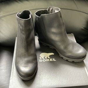 Sorel, Joan of Arctic wedge ll zip. Black, size 8.5